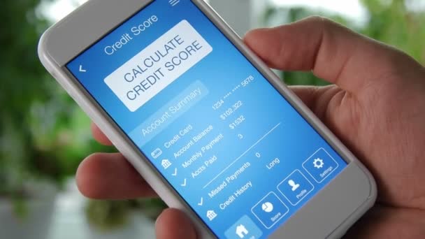 Verificando pontuação de crédito no smartphone usando o aplicativo. O resultado é muito pobre. — Vídeo de Stock