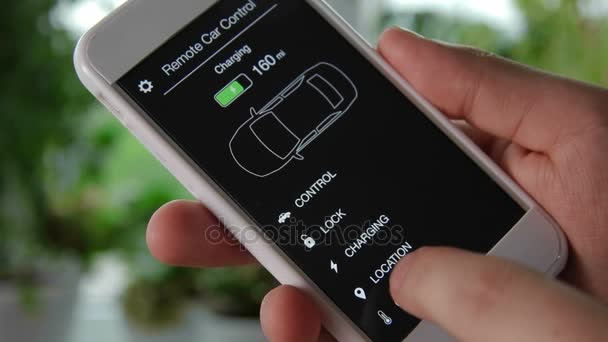 Homme modifie à distance la température dans sa voiture Télécommande de voiture en utilisant l'interface fictive de l'application smartphone . — Video