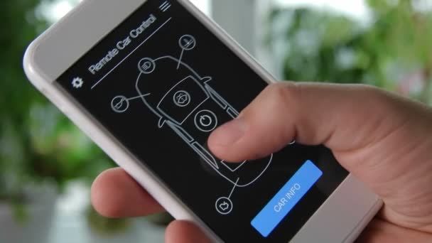Homem bloqueia remotamente seu carro usando seu dispositivo móvel. Controle remoto do carro usando interface de aplicativo de smartphone fictício . — Vídeo de Stock