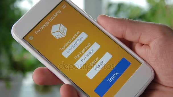 Man probeert te volgen zijn pakket met behulp van smartphone-applicatie, maar de verzending wordt geannuleerd. — Stockvideo