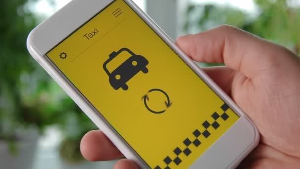 Encomendar táxi usando aplicativo smartphone — Vídeo de Stock