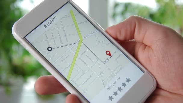Счет за проезд на такси в приложении smarthpne с рейтингом пять звезд — стоковое видео