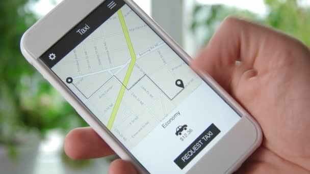 Homem cancela ordem de táxi por causa das altas taxas usando aplicativo smartphone — Vídeo de Stock
