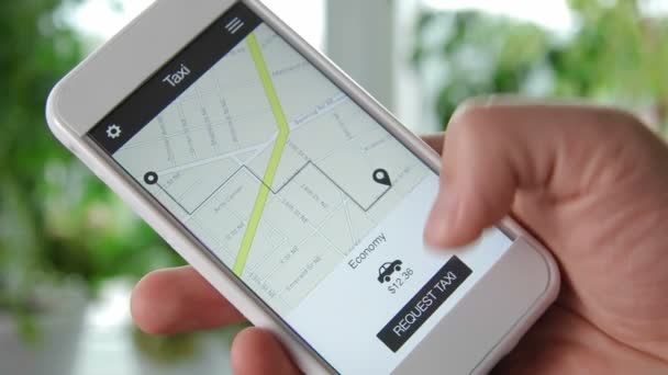 Férfi taxi rendelések, és elfogadja a magas aránya a fuvart smartphone alkalmazással — Stock videók