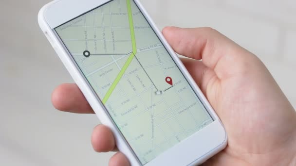Bill con altas tarifas para el viaje en taxi aparece en la aplicación para teléfonos inteligentes — Vídeo de stock