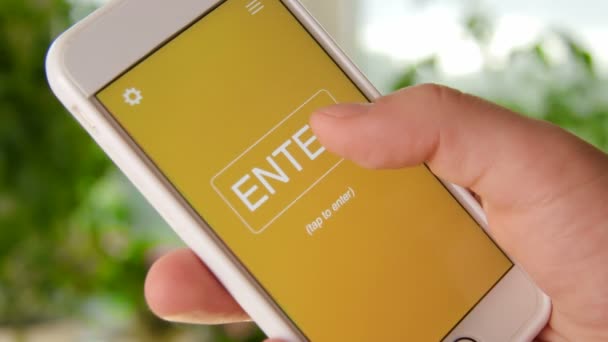 Application conceptuelle de l'étude de cas sur le smartphone. L'homme utilise une application mobile . — Video