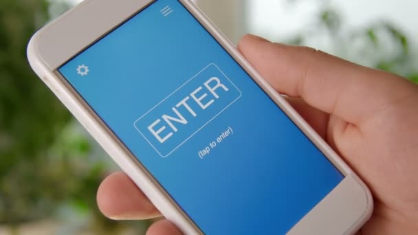 Softwaretechniek concept applicatie op de smartphone. Man gebruikt mobiele app. — Stockvideo