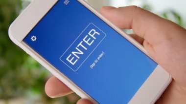 Bütçe 2017 kavram Smartphone uygulama. Adam hareket eden app kullanır.