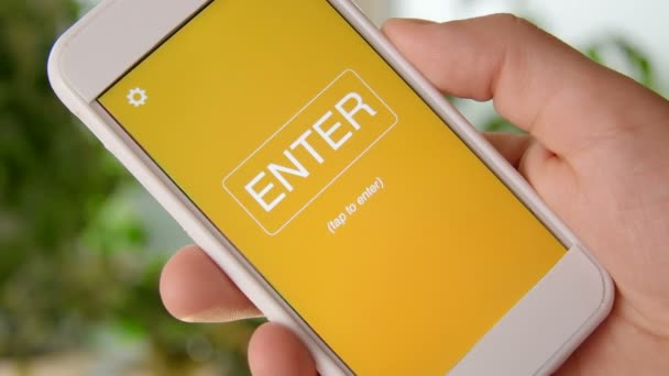 Web-Hosting-Konzept Anwendung auf dem Smartphone. Mann nutzt Handy-App. — Stockvideo