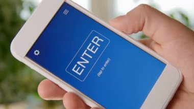 İçerik kavramı uygulama smartphone. Adam hareket eden app kullanır.