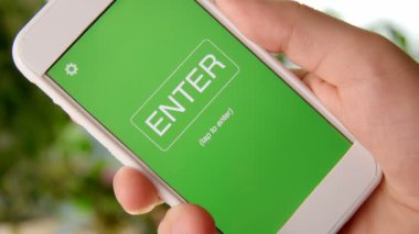 Türev kavramı uygulama smartphone. Adam hareket eden app kullanır.