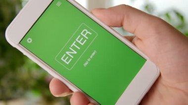 Telefonla pazarlama kavramı uygulama smartphone. Adam hareket eden app kullanır.