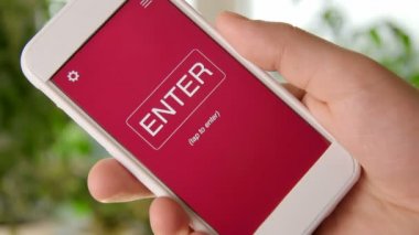 Güvenilirlik kavramı uygulama smartphone. Adam hareket eden app kullanır.