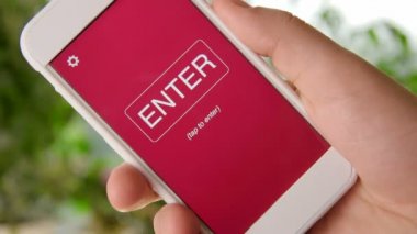 Smartphone kavramı uygulama spam. Adam hareket eden app kullanır.