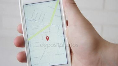 Uygulama paylaşımı araba arabirimi. Adam onun yolcu almaya geldi. Smartphone uygulama kullanan adam