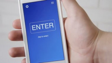 Webinar kavram Smartphone uygulama. Adam hareket eden app kullanır.