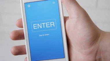 Yazılım Mühendisliği kavramı uygulama smartphone. Adam hareket eden app kullanır.