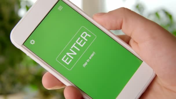 Klant loyaliteit concept applicatie op de smartphone. Man gebruikt mobiele app. — Stockvideo