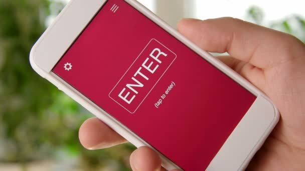 Eylem kavramı uygulama smartphone al. Adam hareket eden app kullanır. — Stok video