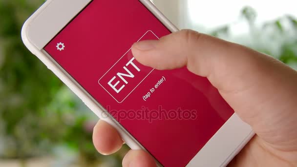 Gehaltsabrechnungskonzept Anwendung auf dem Smartphone. Mann nutzt Handy-App. — Stockvideo