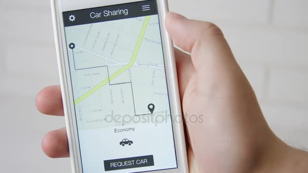 Muž žádá auto a přijímá vysoké míry pomocí auto sdílení aplikace na smartphone — Stock video
