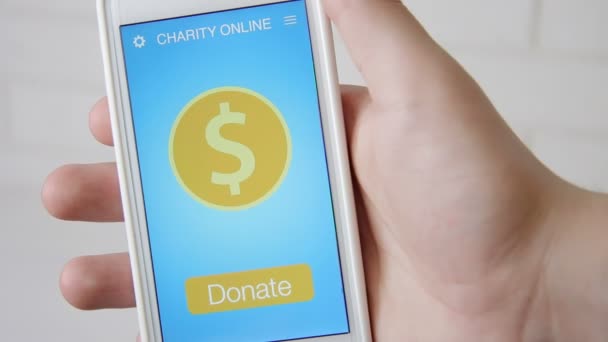 Mann spendet online mit Charity-App auf Smartphone — Stockvideo