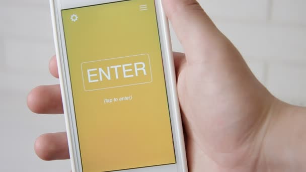 Fallstudienkonzeptanwendung auf dem Smartphone. Mann nutzt Handy-App. — Stockvideo