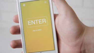 Geri bildirim kavramı uygulamanız Smartphone istiyoruz. Adam hareket eden app kullanır.