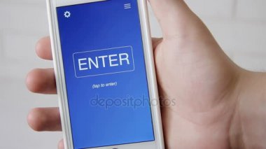 Bütçe 2017 kavram Smartphone uygulama. Adam hareket eden app kullanır.