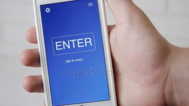 Kavram uygulama smartphone yakında. Adam hareket eden app kullanır.