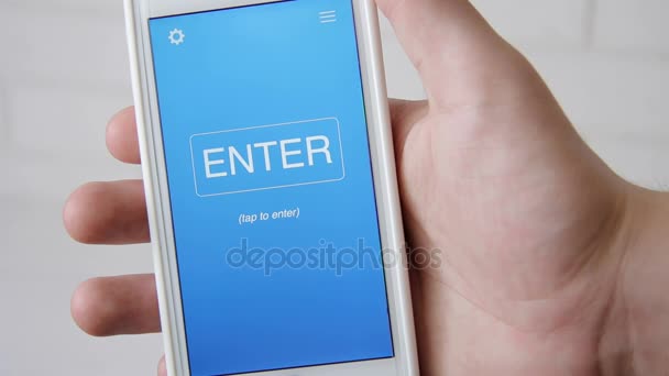 Application concept budget sur le smartphone. L'homme utilise une application mobile . — Video