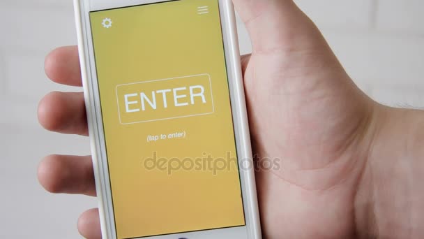 Web-Hosting-Konzept Anwendung auf dem Smartphone. Mann nutzt Handy-App. — Stockvideo