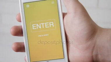 İstatistikleri kavram Smartphone uygulama. Adam hareket eden app kullanır.