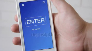 Rapor kavramı uygulama Smartphone kredi. Adam hareket eden app kullanır.