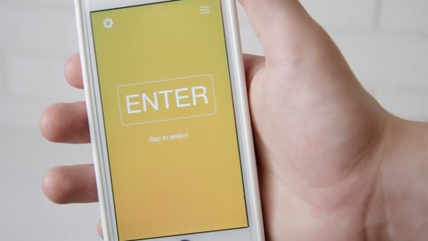 Applicazione di concetto di notizie sullo smartphone. Uomo utilizza l'app mobile . — Video Stock