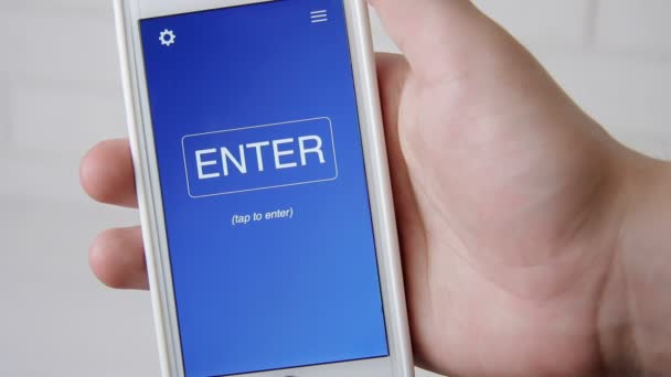 Application de concept de contenu sur le smartphone. L'homme utilise une application mobile . — Video