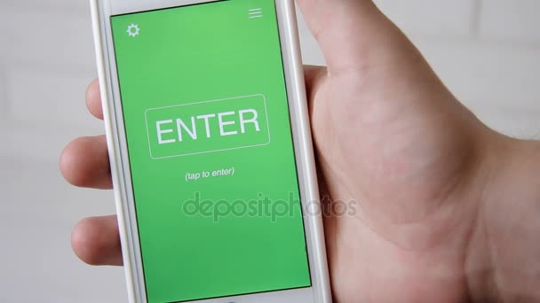 Blog concept applicatie op de smartphone. Man gebruikt mobiele app. — Stockvideo