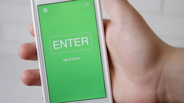 Auteursrechten concept applicatie op de smartphone. Man gebruikt mobiele app. — Stockvideo