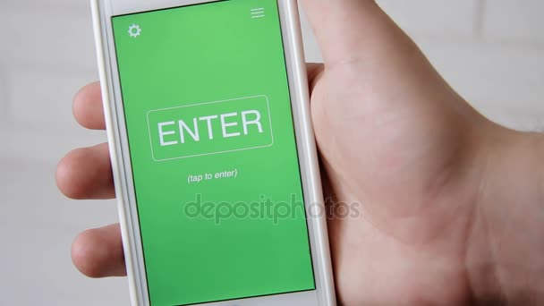 Vaardigheden concept applicatie op de smartphone. Man gebruikt mobiele app. — Stockvideo