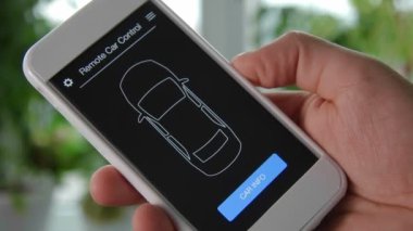 Adam araba bilgileri onun mobil cihaz üzerinde denetler. İyi durumda. Araba uzaktan kumanda smartphone uygulama kurgusal arabirimini kullanarak.