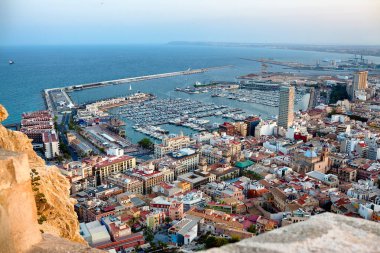 Alicante eski şehir ve liman Kalesi: Santa Barbara, İspanya yaz