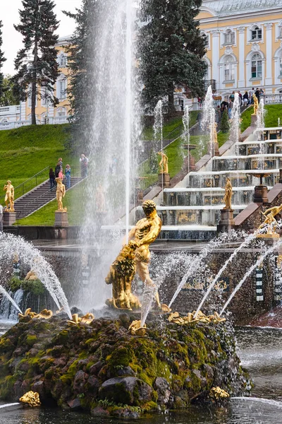 그랜드 캐스케이드 Peterhof 궁전, 러시아에서의 삼 손 분수 — 스톡 사진