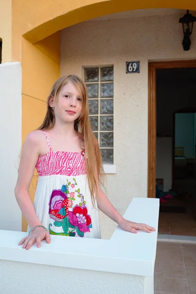 Sundress evin etrafında bir kız portresi. İspanya.