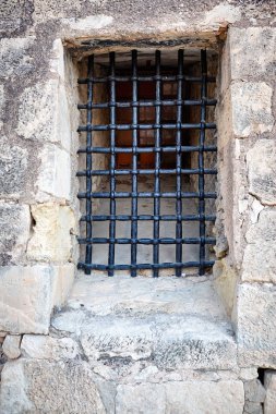 Taş duvar kale Santa Barbara, Alicante, İspanya penceresinde çubuklu
