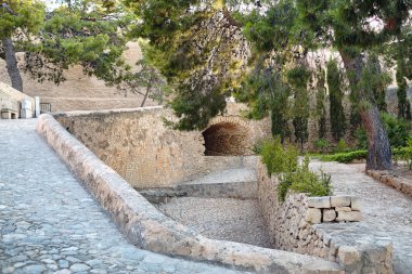 Kireçtaşı kalede Santa Barbara, Alicante, İspanya köprünün altından geçirilmesi taş