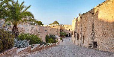 Santa Barbara kalesinin panoramik görünümü. Kalıntılar kilisenin ve kale dışarı. Alicante, İspanya.