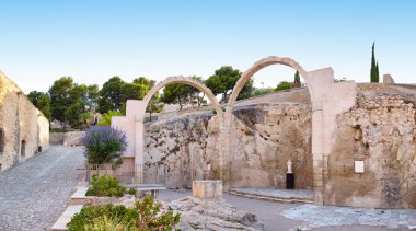 Panorama kalıntıları kalenin Santa Barbara, korunmuş kemerli ve rakamlar ile kilisede Aziz.
