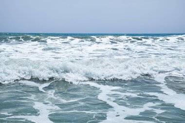 Sahilde güzel Valencia yaz güneşli gün Akdeniz'in kabaran dalgalar.