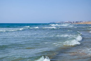 Akdeniz kıyısında kumlu plajı ile. Guardamar del Segura, İspanya