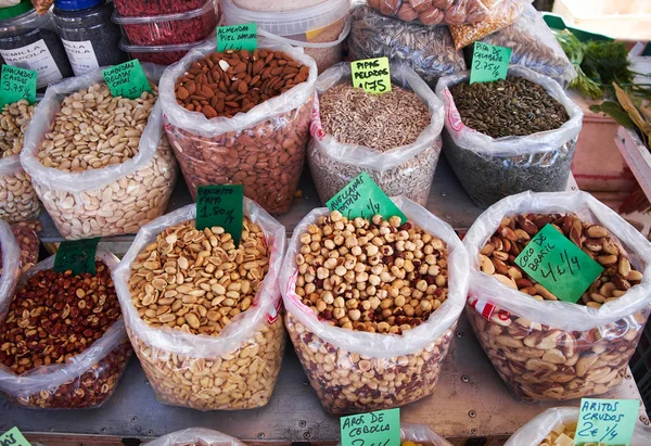 Pazar pazarı İspanya, Mercadillo de Satılık fındık türleri birçok torba Campo de Guardamar